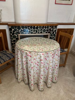 Mesa redonda pequeña - mantel flores