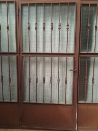 Portón metálico con cristal