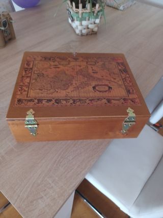Caja madera vintage mapa mundo