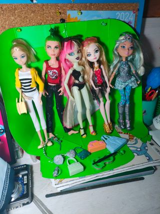 Lote 5 Muñecas Barbie - Vestidos