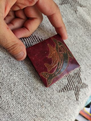 Monedero cuero delfín rojo