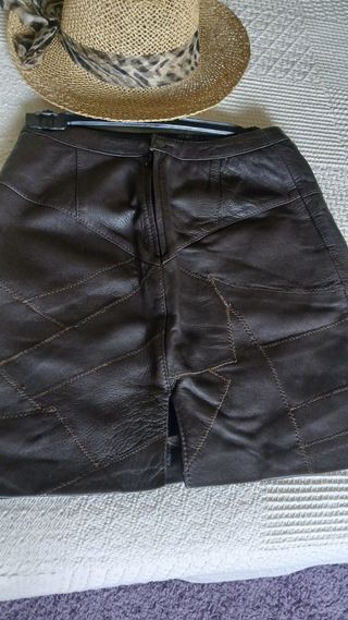 Falda marron de cuero T.38


