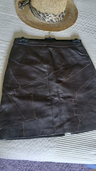Falda marron de cuero T.38

