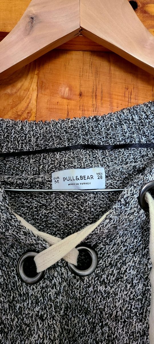 Suéter gris con cordones