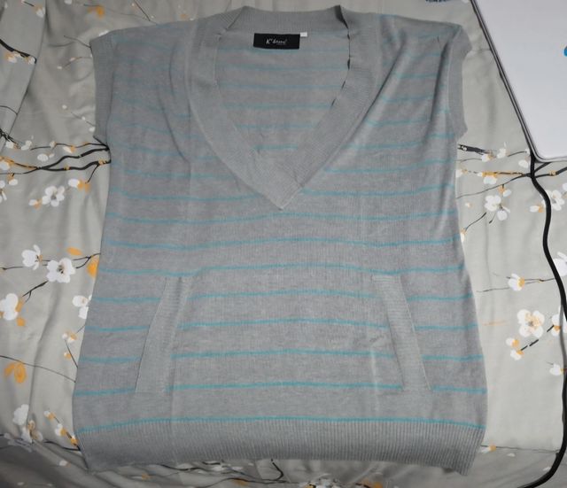 Camiseta gris de rayas azules