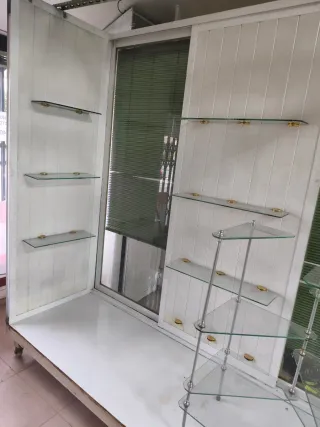 Escaparate móvil con puertas