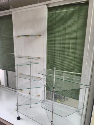 Escaparate móvil con puertas