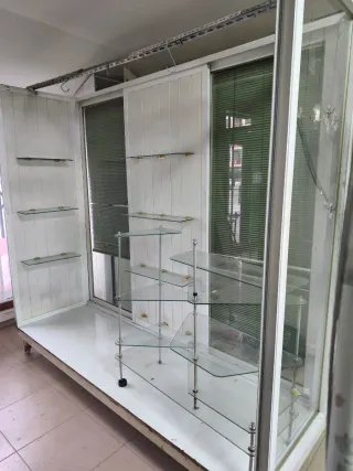 Escaparate móvil con puertas