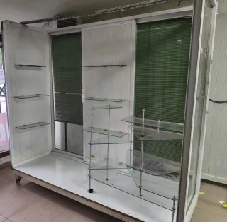 Escaparate móvil con puertas