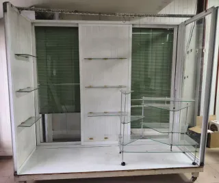 Escaparate móvil con puertas