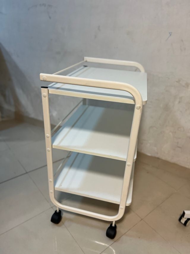 carro de estetica blanco con ruedas