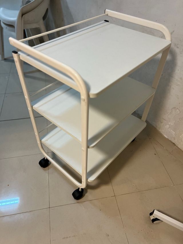 carro de estetica blanco con ruedas