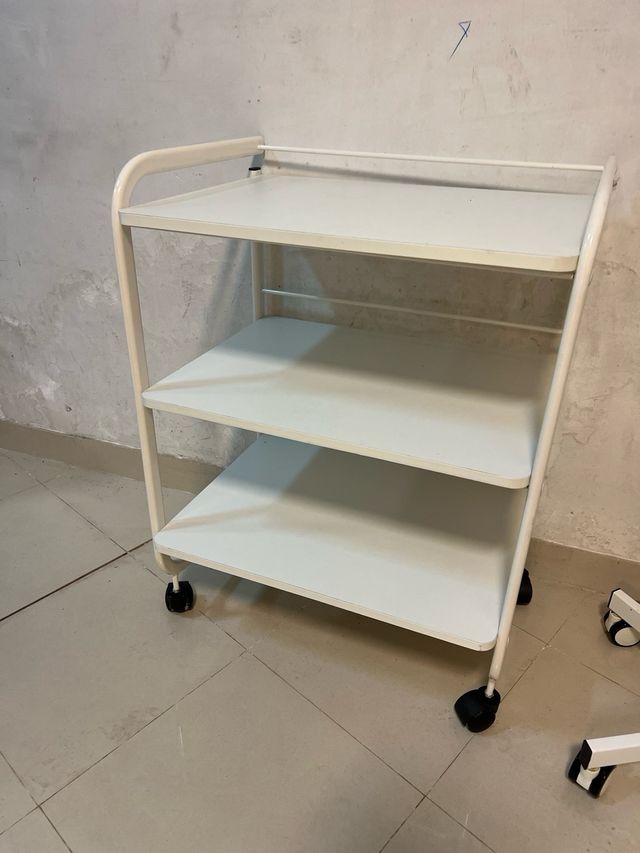 carro de estetica blanco con ruedas