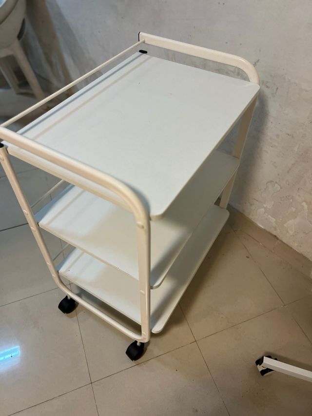 carro de estetica blanco con ruedas