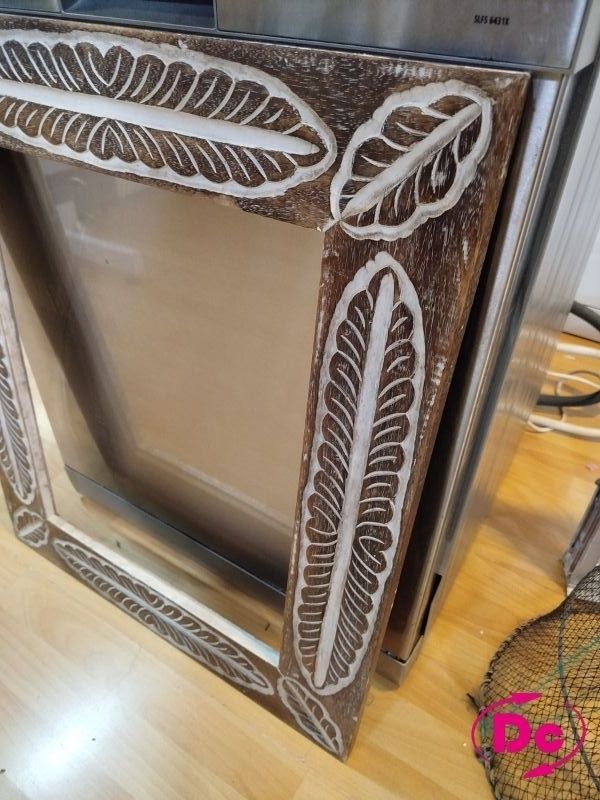 Marco Artesanal Tallado en Madera