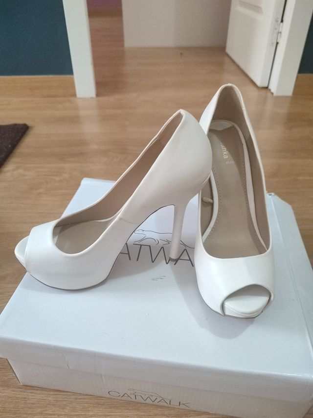 Zapatos tacón blancos
