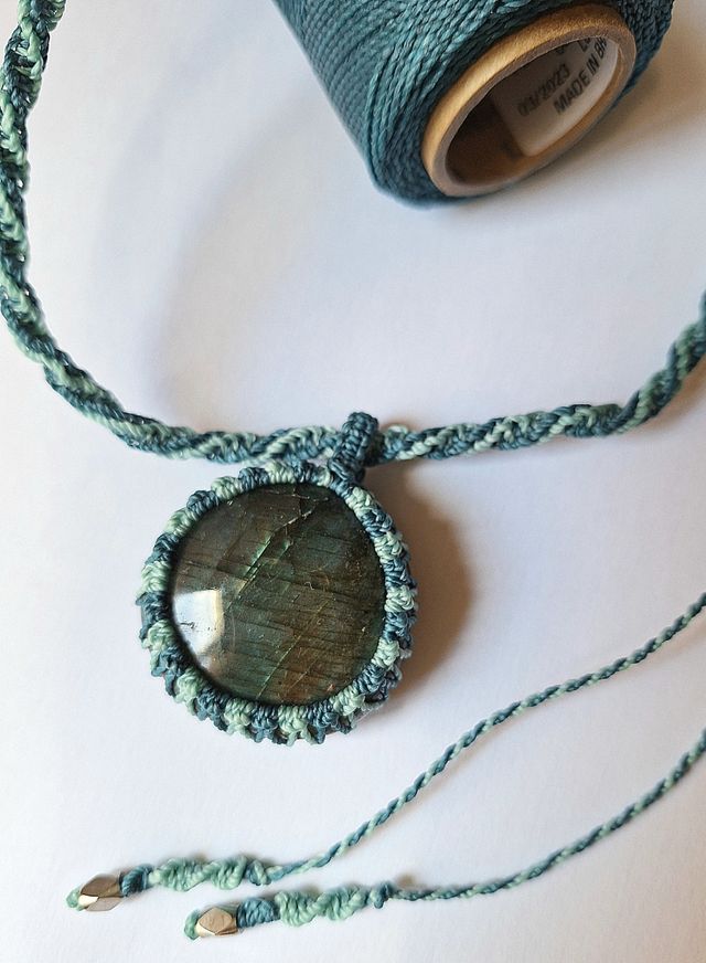 Collar macramé labradorita verde-teal