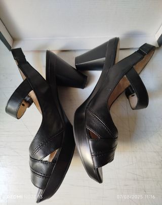 Sandalias negras wonders.