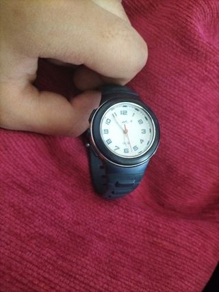 Reloj deportivo negro y naranja