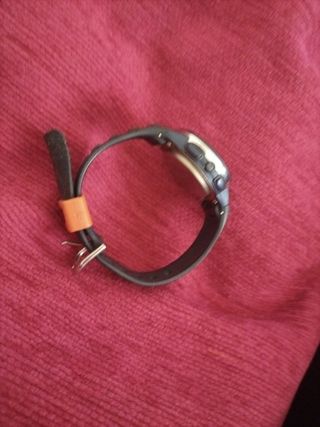 Reloj deportivo negro y naranja