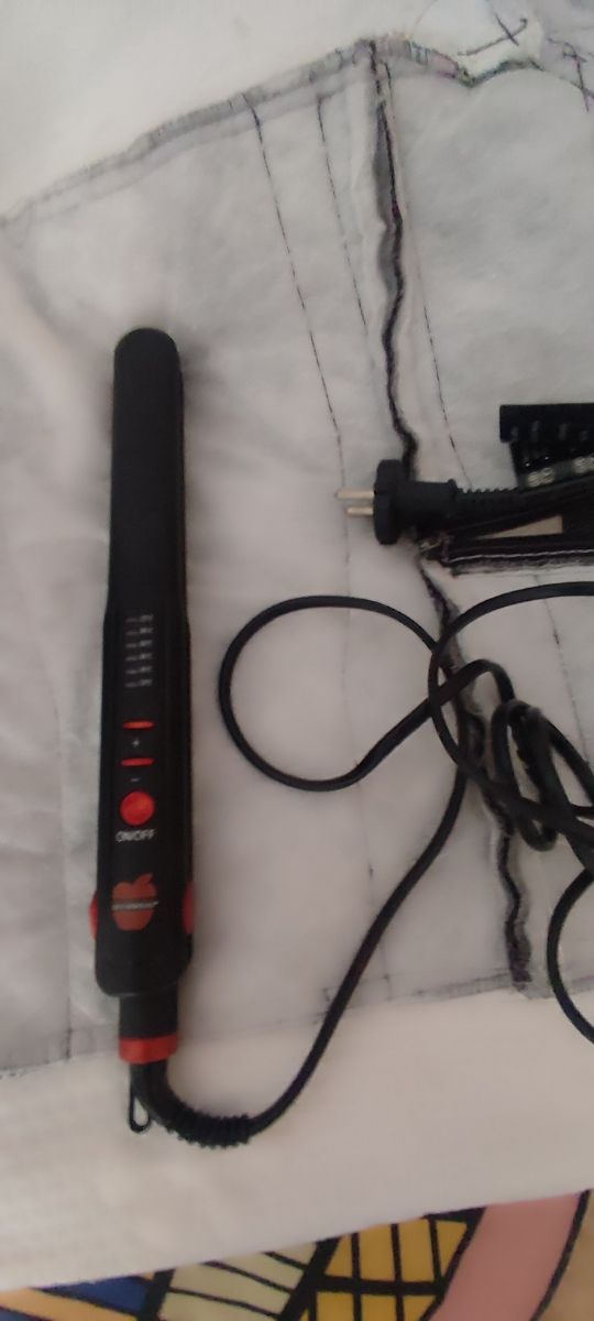 Plancha para el pelo - negra y roja