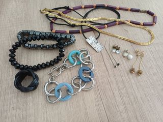 Lote bisutería: collares, pulseras, pendientes....