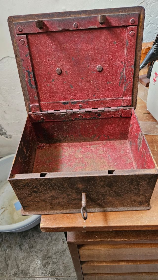 Caja de caudales antigua, metálica