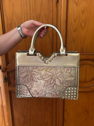 Bolso elegante beige y dorado