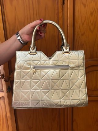 Bolso elegante beige y dorado