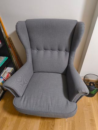 Sillón orejero IKEA Strandmon gris