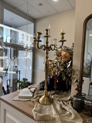 Candelabro dorado antiguo con resto de vela