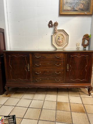 Gran aparador bajo de madera
