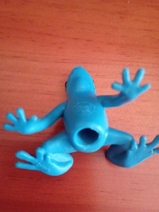 Rana azul con lunares amarillos