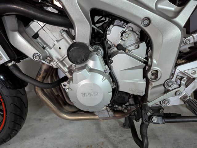 Yamaha Fazer 600 negra