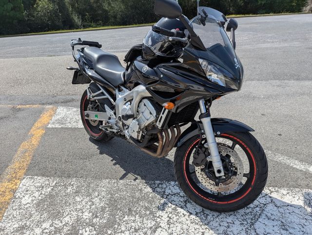 Yamaha Fazer 600 negra