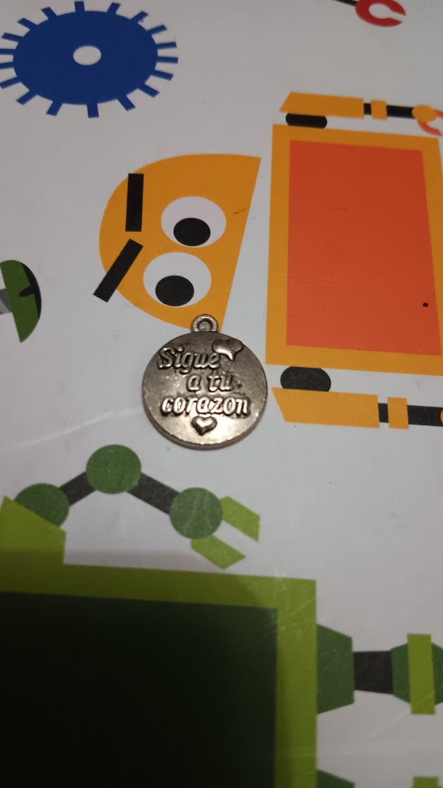 Charm plata 'Sigue a tu corazón'