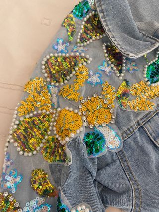 Chaqueta vaquera bordada multicolor