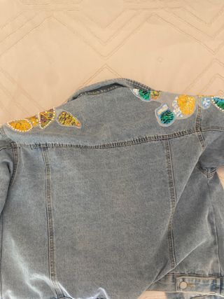 Chaqueta vaquera bordada multicolor