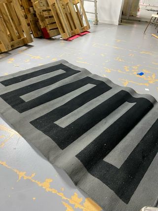 Alfombra Ikea gris y negra