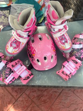 Patines y casco rosa.
