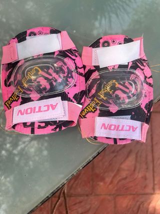 Patines y casco rosa.