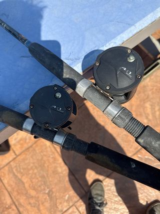 2 canne da pesca Troop e una scatola con oggetti di pesce