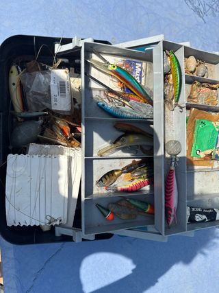 2 canne da pesca Troop e una scatola con oggetti di pesce