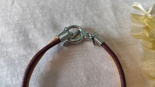 Pulsera marrón y beige, detalle brillante centro.