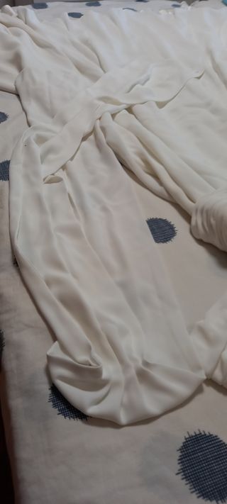 Bonito y elegante vestido novia blanco 