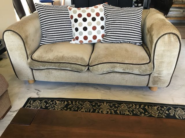 Sofá Beige 2 plazas  largo 125 alto 81 fondo 72