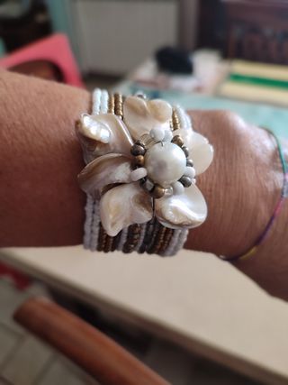 Bracciale perline e conchiglie madreperlate 