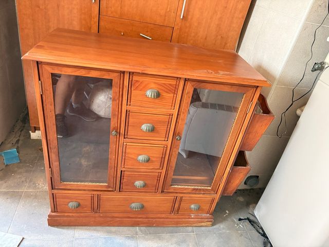 Mueble madera con vitrina