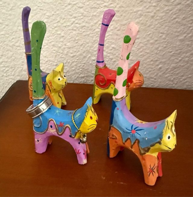 4 Porta anillos gatos madera