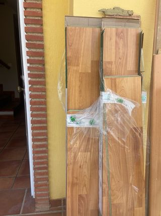 Suelo laminado madera sintética. 